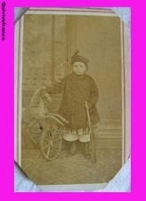 PCV009 PETIT GARCON AVEC UNE