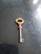 CLEF D'ornement ancienne BRONZE  pour armoire tiroir bonnetière 