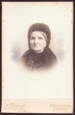 Photo cabinet ( 16 x 10.5 cm ) " Femme qui porte une coiffe en dentelle noire "