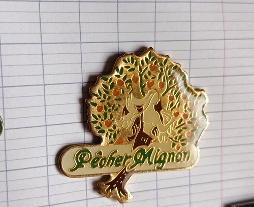 Pin pêcher mignon pomme - pin's,
