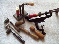 lot chasse désamorceur sertisseur 3 dosettes 1 bourroir buis 1 sertisseur  buis