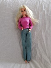 Poupée Femme Blonde type Barbie avec une tenu de ville