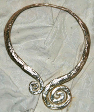 joli collier vintage DOLCE