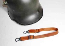 JUGULAIRE CASQUE ALLEMAND M16 WWI. Cuir de veau naturel vieilli couleur cognac.