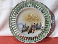 Assiette en porcelaine, ajourée à décor japonisant, diamètre 18,5cm
