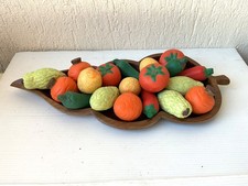 Plateau en bois avec fruits/ légumes en terre cuite
