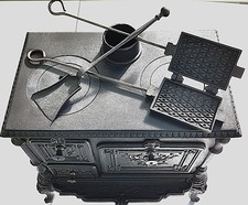 PETITE CUISINIERE EN FONTE  et ACCESSOIRES  (  JOUET ANCIEN / PARFAIT ETAT )