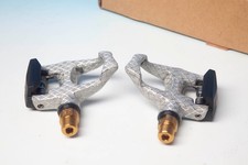 Pédales Dédiées Blanches L'Une Revêtues En Fibre Avec Axe En Titane