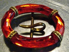 BOUCLE ART DECO ancienne ANNEAU VERRE moulé facetté CARMIN FRISES PERLES dorées