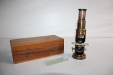 Ancien petit microscope à