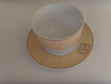 84-Tasse et sous-tasse Guy Degrenne en porcelaine, modèle "trait pour trait" TBE