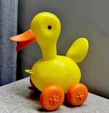 Poupée ancienne soviétique en plastique tirant canard jaune 🦆 décor URSS
