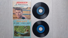 LOT 2 X EP 45 T 4 TITRES  JOHNNY HALLYDAY  VARIANTES POCHETTES PAPIER GRANULE