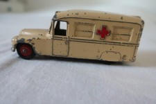 Dinky Toys Daimler Ambulance réf.30H (id Corgi Solido Politoys Mebetoys Norev)