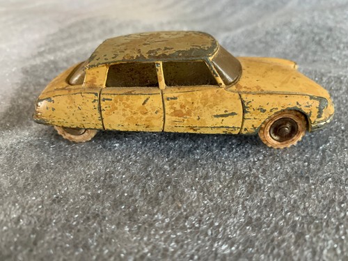 Ancienne voiture citroën ds - ancienne,