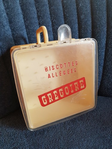 Ancienne boîte plastique - boÎte,