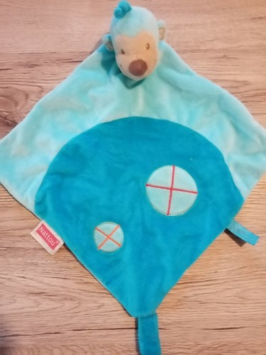Doudou plat singe bleu - singe, attache
