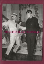 231024 - PHOTO 1956 - Maurice CHEVALIER Eddie CONSTANTINE canotier casquette