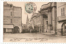 LA ROCHELLE. carte postale  ancienne-Halle aux poissons et Rue Saint-Jean/animé