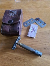 Ancien rasoir dans son etui en