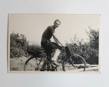 Jeune homme à vélo cycliste
