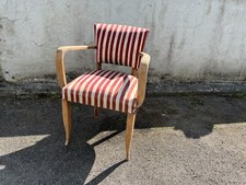 Fauteuil vintage à accoudoirs – bois clair et tissu rayé rouge