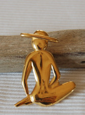 Broche  vintage  doré femme au chapeau 3.5 cm