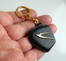 Ancien porte clé sur cuir Automobile Simca Hirondelle.