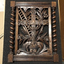 Panneau de bois sculpté du XIXème - Instruments de la Passion - Art populaire