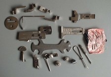 LOT D ACCESSOIRES DIVERS POUR ANCIENNE MACHINE A COUDRE PFAFF  *