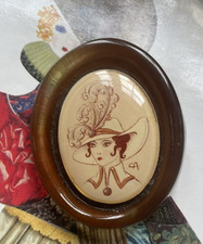 Broche Vintage en résine Dame au Chapeau à Plumes signée C.A.