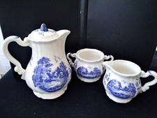 Cafetière et sucrier et pot