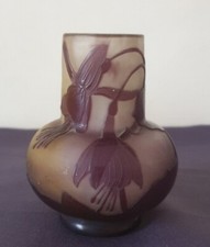 Ets GALLE, très joli vase en verre multicouche à décor de fuchsias