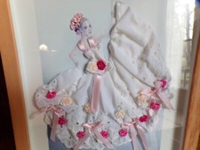 Gravure de mode habillée,cadre bois,danse,dentelle,vintage