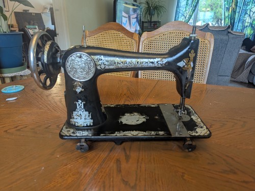 Antique 1923 model 127 singer - 1923,
