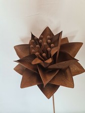 fleur  en fer forgé sur tige / décoration de jardin 