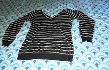 Pull léger  brillant  noir à rayures argentées col V devant et derrière femme S