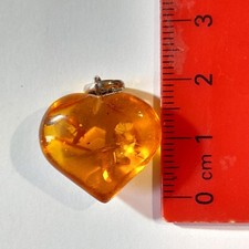 pendentif en ambre en forme de