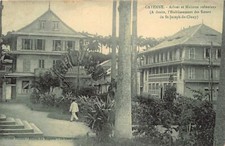 Guyane - CAYENNE - Arbres et maisons coloniaux - À droite l'établissement des So