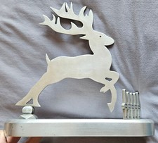 Sculpture Art Déco " Cerf sautant une barrière " en Alu 19 des années 30 / 40