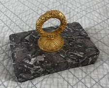 PRESSE PAPIER en BRONZE CISELÉ et DORÉ BASE EN MARBRE GRIS D'ÉPOQUE RESTAURATION