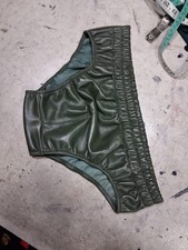 Une paire de 2 slips en cuir