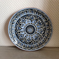 Assiette décorative en terre cuite à décor peint