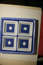 Plat carré et ses 4 ramequins en porcelaine blanche et bleue. TBE