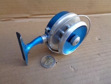 Moulinet de pêche rivière ancien a la fixation a la canne tournante marque L T .