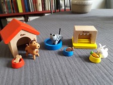 HAPE jouets en bois - Chien chat lapin, leur maisons, écuelles et repas