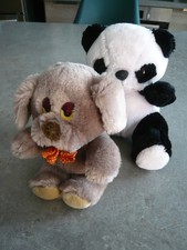 2 PELUCHES PANDA et CHIEN - Hauteur 23 cm environ