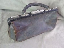 SACOCHE DE MEDECIN, ancienne, en cuir. 2.