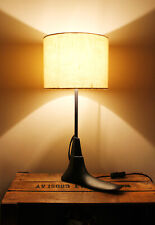 Une ancienne enclume de cordonnier adaptée en lampe