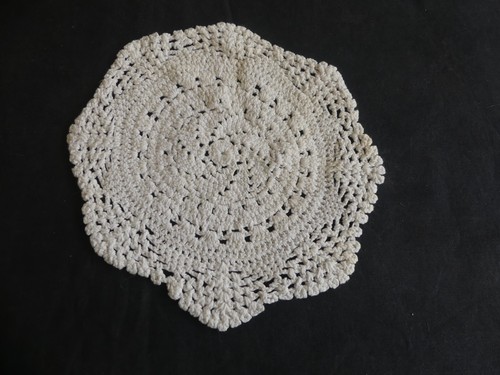 Ancien petit napperon rond - , en